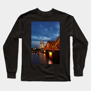 Cologne Cathedral, Dom, Hohenzollern Bridge, dusk, Cologne, Germany Long Sleeve T-Shirt